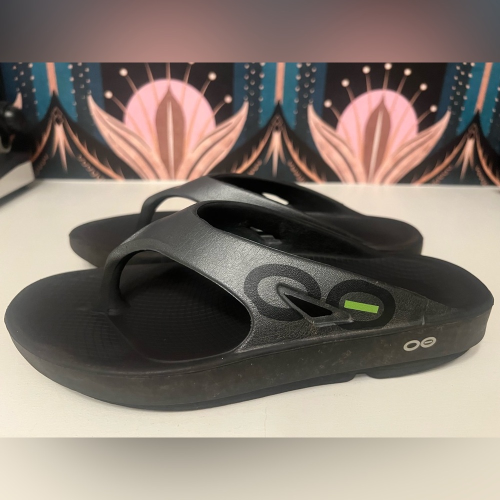⚪️ OOFOS Classic Flip Flops ⚪️